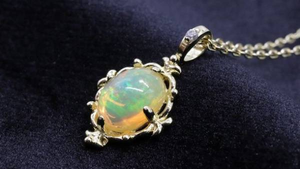 「虹色に輝く宝石」“魅せる”ファイヤーオパールネックレス＆リング　3月10日販売開始！