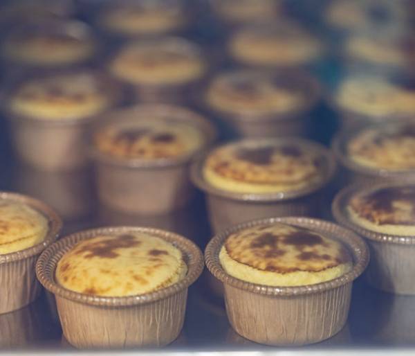 【オープン1周年記念】チーズケーキ専門店『熱海ミルチーズ』に“春の新作”が登場！こんがり＆とろ～り「半熟バスクチーズケーキ」など販売開始　3月19日(土)発売初日は“焼きたてバスク”の無料配布も！