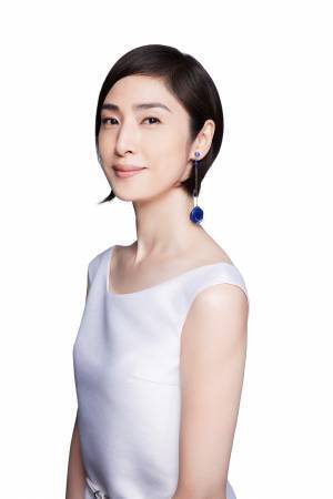 天海祐希さん、澄みわたる美肌で魅了。力強いまなざしで妥協のないシミケアに挑む！メイキング動画・撮影中の裏話も。