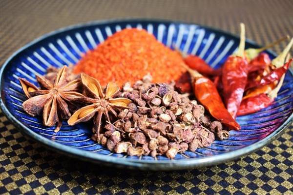 名古屋駅で話題の杏仁スイーツ専門店【天使の杏仁】が、岐阜で通をうならせる手作り肉餃子専門店【三貴】との2店舗同時オープン！「お家時間を、大切な人と」をテーマに、人気の杏仁フルーツサンドや、バターサンドと一緒に、自慢の手作り肉餃子を3月25日より販売開始！