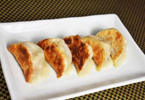 名古屋駅で話題の杏仁スイーツ専門店【天使の杏仁】が、岐阜で通をうならせる手作り肉餃子専門店【三貴】との2店舗同時オープン！「お家時間を、大切な人と」をテーマに、人気の杏仁フルーツサンドや、バターサンドと一緒に、自慢の手作り肉餃子を3月25日より販売開始！