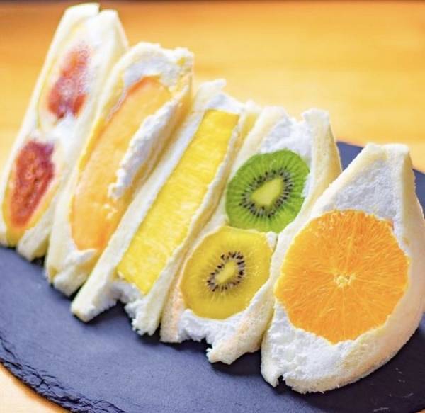 名古屋駅で話題の杏仁スイーツ専門店【天使の杏仁】が、岐阜で通をうならせる手作り肉餃子専門店【三貴】との2店舗同時オープン！「お家時間を、大切な人と」をテーマに、人気の杏仁フルーツサンドや、バターサンドと一緒に、自慢の手作り肉餃子を3月25日より販売開始！