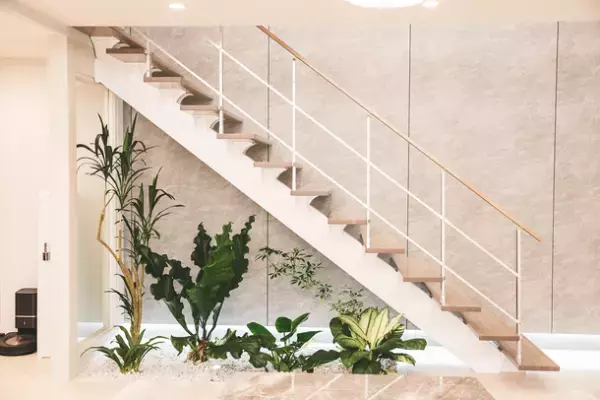 セブン工業、TBS日曜劇場「マイファミリー」へ美術協力　木製スケルトン階段・手摺ユニットがドラマに採用！