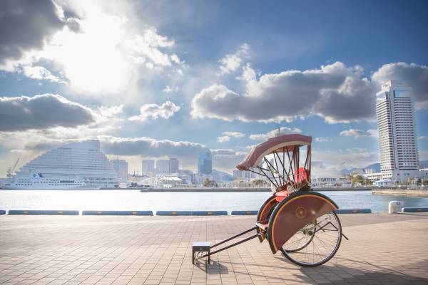 【神戸・ウォーターフロントエリアに日本初登場】ラグジュアリーな外装にコンシェルジュのようなトランスポーター（俥夫）神戸の街にマッチした人力車「リムジンリキシャ」