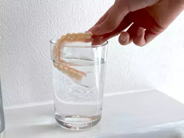 デジタル版“透明な総入れ歯”　透明度がUPした「クリスタルデンチャー」販売開始！