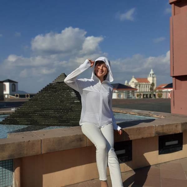 業界初※(実用新案登録済)シースルーUVパーカーが誕生　メッシュ生地で“何も着てない”ほどの透け透けデザイン