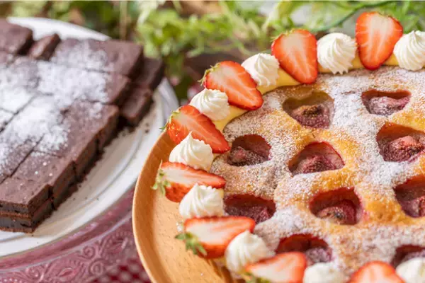 いちご専門店の道の駅「いちごBonBonBERRY 伊豆の国factory」にて春爛漫のピクニック気分を楽しめるキュートないちご尽くしのスイーツビュッフェ『いちごの国のピクニックパーティー』を4月1日(金)より期間限定で開催！