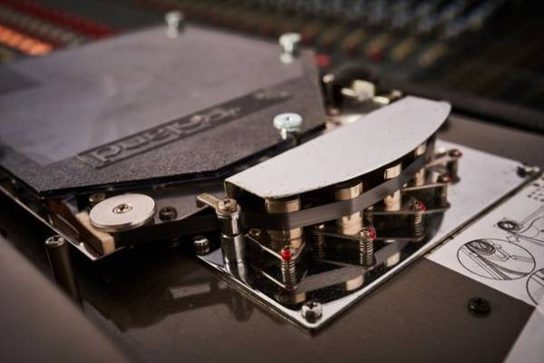 温かく、個性的な「スペース・エコー」のサウンドを再現したエフェクター2機種を発売