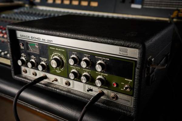 温かく、個性的な「スペース・エコー」のサウンドを再現したエフェクター2機種を発売