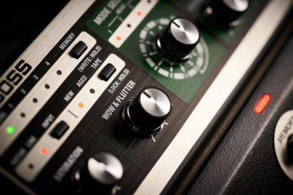 温かく、個性的な「スペース・エコー」のサウンドを再現したエフェクター2機種を発売