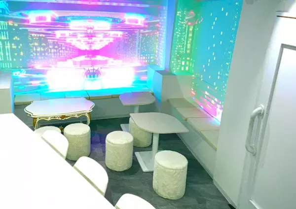 プロジェクションマッピングで内装と制服が日替わりする新感覚のコンカフェ「あしたのかふぇ」が渋谷にオープン！