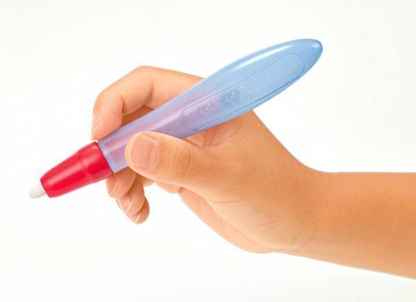 スイスイおえかきシリーズの「何回も書ける！れんしゅうボード」を主な玩具専門店、量販店で4月9日(土)に発売