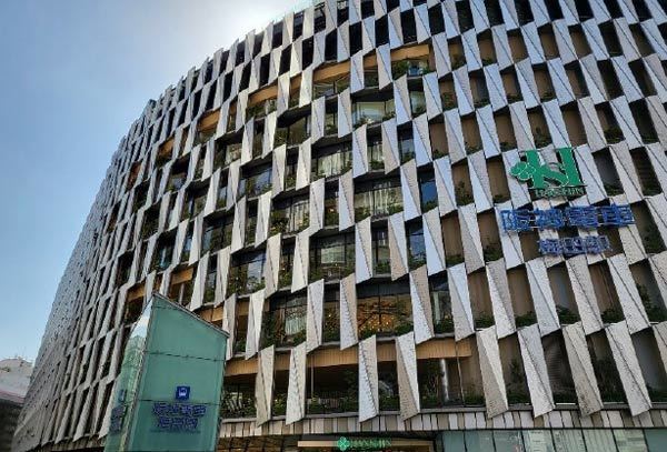 大阪梅田ツインタワーズ・サウスにおいて壁面緑化、屋上緑化などの植栽施設を施工・保有して「みどり空間の維持・活用サービス」を実施します