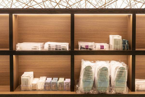 客室内のアメニティグッズをアメニティバーでの提供に変更し、プラスチックごみの削減に取り組みます。