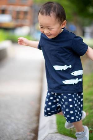 長く使える！綿100％の久留米絣を使用した赤ちゃん用もんぺ“もんぺっぺ”　簡単にサイズ調整できるよう4月からリモデル！