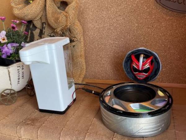 ヒーローのメッセージ音声がながれるアルコールディスペンサー開発支援を募るクラウドファンディングを3月29日に開始