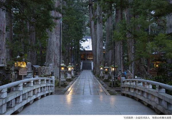 1200年の伝統ある高野山の宿坊「恵光院」に金沢箔のアートによる新しい瞑想空間が誕生