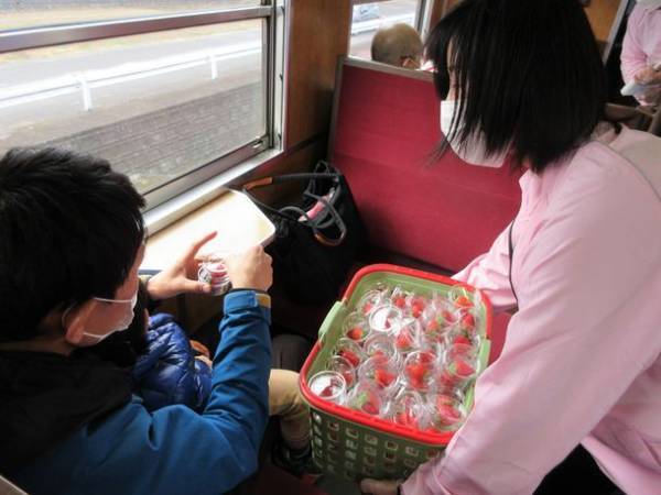 SLパレオエクスプレスの車内で、沿線地域PRイベント　4/10秩父駅直結「じばさん商店」、4/16花の癒し「行田花手水」とコラボイベントを実施