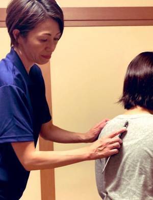 「さするだけ」のボディケアが姿勢改善を願う高齢者に大好評。日本初のスキンストレッチ専門センターが神奈川県秦野市にオープン