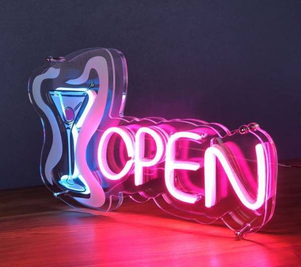 くねくね曲げられるLEDネオンチューブが面白い！アクリル加工会社が作るLEDネオンチューブ看板「GLOW×BOARD」販売開始