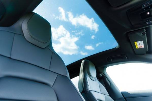 プレミアムEV Car　ポルシェタイカン乗り放題！北海道・上士幌町のカミシホロホテルで「カミシホロホテルカーシェアプラン」を予約開始