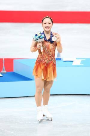 北京オリンピック フィギュアスケート団体戦 銅メダル獲得商学部4年生・樋口新葉選手に明治大学特別功労賞を贈呈します