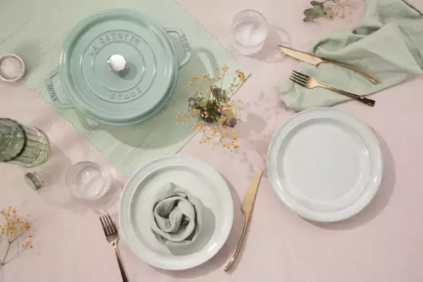 仏鋳物ホーロー鍋ストウブ　新色「シフォンローズ」が世界に先駆け日本で発売