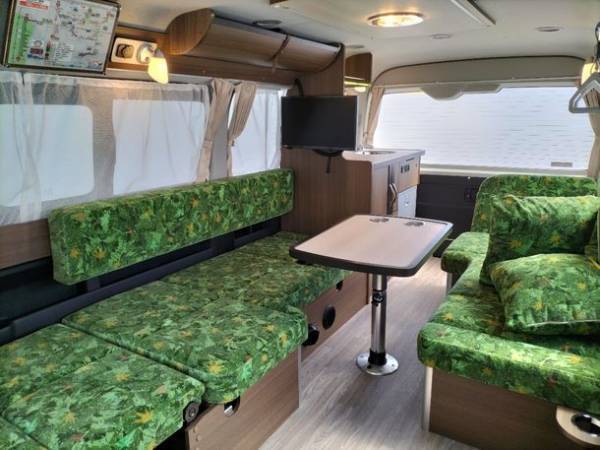 広島電鉄車両5100形の“紅葉柄のシート”を内装に配置したキャンピングカー『プラスMR5100』、4/23～販売開始＠ ＋ONEDER吉島