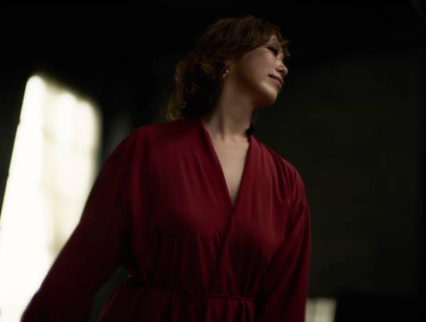 古内東子がプラネタリウムライブのステージに『LIVE in the DARK w/古内東子』