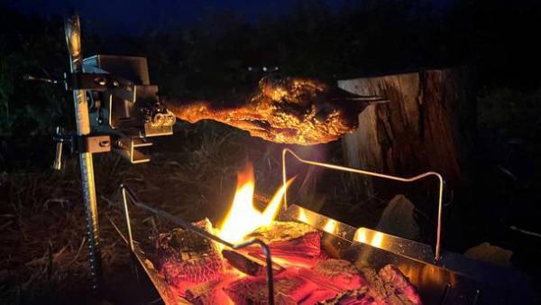 設置が簡単な手のひらサイズの回転バーベキュー串「ローリングー！」がMakuakeにて2022年4月13日より登場