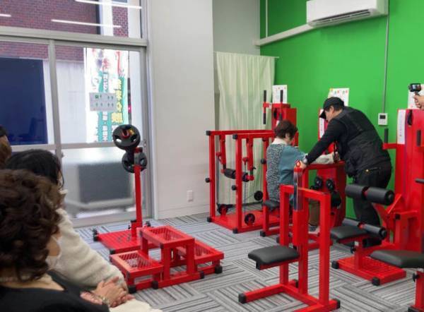 コロナ自粛で増加する高齢者フレイル　関節の悩みを通院ではなく筋トレマシンで改善する方が増加