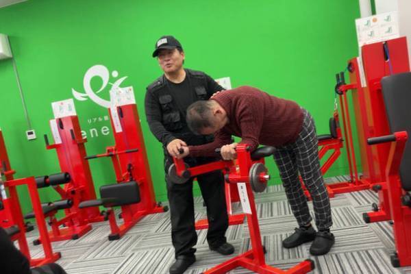 コロナ自粛で増加する高齢者フレイル　関節の悩みを通院ではなく筋トレマシンで改善する方が増加