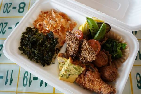 瀬戸内国際芸術祭にて“たまの”の塩・地元食材を使った「桜海老と瀬戸内海苔の2色のしおさい弁当」を発売！