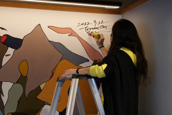 多久インキュベーションセンター開所お披露目イベントを開催画家・現代アーティスト 冨永ボンド氏 初となる屋内ウォールアート解禁天山多久温泉TAQUA に初となる、アートも楽しめるオフィスが開所