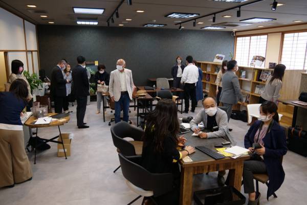 多久インキュベーションセンター開所お披露目イベントを開催画家・現代アーティスト 冨永ボンド氏 初となる屋内ウォールアート解禁天山多久温泉TAQUA に初となる、アートも楽しめるオフィスが開所