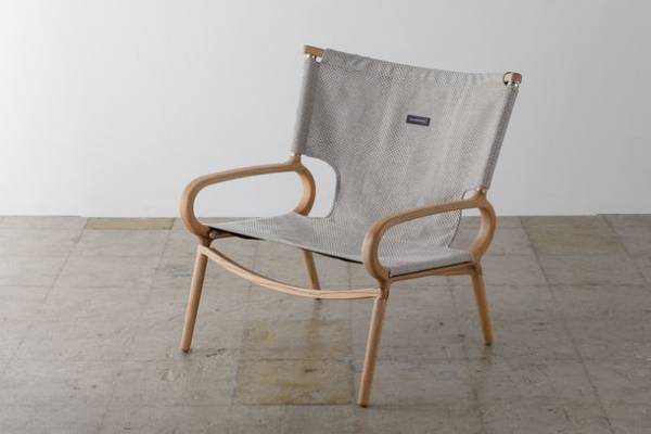 家と外で美しく機能的なアウトドアブランド「IKIKI」　ゆったり座れる幅広サイズながらコンパクトに運べる、木製チェア「IKIKIグランドチェア」を発売