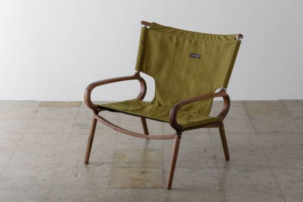 家と外で美しく機能的なアウトドアブランド「IKIKI」　ゆったり座れる幅広サイズながらコンパクトに運べる、木製チェア「IKIKIグランドチェア」を発売