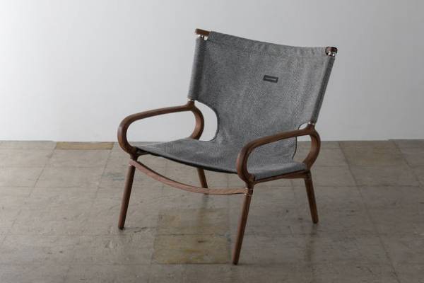 家と外で美しく機能的なアウトドアブランド「IKIKI」　ゆったり座れる幅広サイズながらコンパクトに運べる、木製チェア「IKIKIグランドチェア」を発売