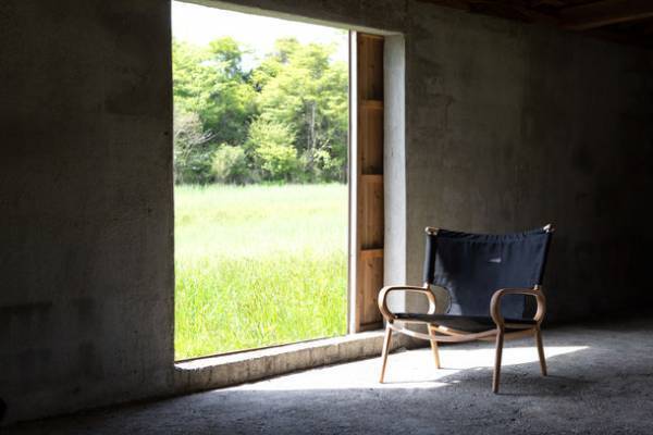 家と外で美しく機能的なアウトドアブランド「IKIKI」　ゆったり座れる幅広サイズながらコンパクトに運べる、木製チェア「IKIKIグランドチェア」を発売