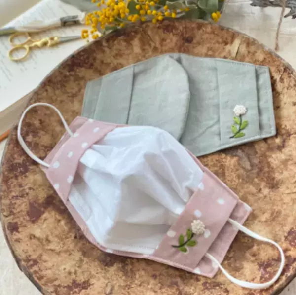 インスタグラムで人気、ハンドメイドマスクカバーと天然素材100％除菌消臭スプレーのギフトセットいよいよ発売開始　～手刺繍の可愛らしさは母の日のプレゼントにピッタリ～