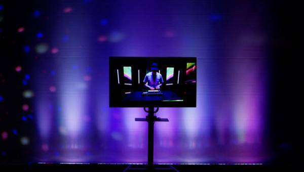 ライブ・コンサートのようなダイナミックな光の演出を自動的に行えるローランド初のビデオ・ライティング・コンバーターを発売