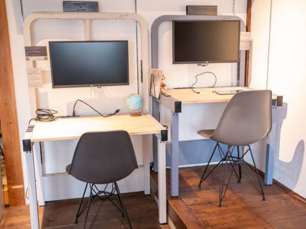 鉄工所がメーカーを目指して作ったオフィス家具「KAKINE」のショールームをコワーキングスペース「シンマチ」に設置！