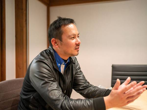 鉄工所がメーカーを目指して作ったオフィス家具「KAKINE」のショールームをコワーキングスペース「シンマチ」に設置！