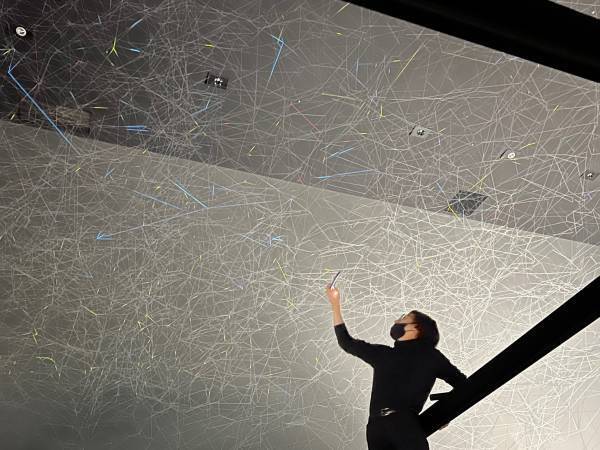 空中を飛びかう無数の星現代アーティスト千田泰広の代表作「Analemma（アナレンマ）」