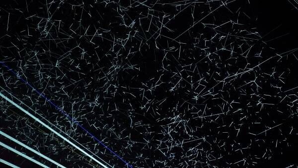 空中を飛びかう無数の星現代アーティスト千田泰広の代表作「Analemma（アナレンマ）」