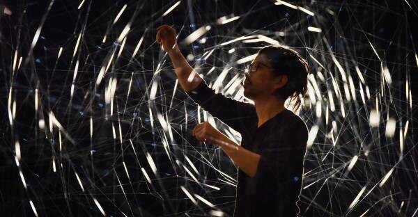空中を飛びかう無数の星現代アーティスト千田泰広の代表作「Analemma（アナレンマ）」