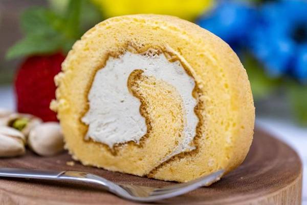 行列のできる低糖質専門店「NATUVIEW(ナチュビュー)」より、グルテンフリーピスタチオロールケーキを数量限定販売