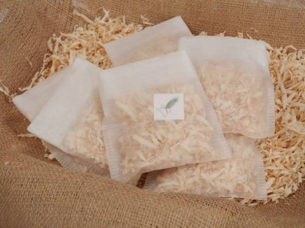 秋田の地酒で酔ってマス！？渋谷と秋田をつなぐハチがデザインされた日本酒と枡の発売決定