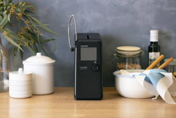 温度管理が難しい低温調理、これ1台にまるっとおまかせ　日本初※1！食材の“中心温度”を測ってやわらかく、おいしく仕上げる家庭用低温調理器「芯温スマートクッカー TLC70A」Makuakeにて5月6日(金)よりテスト販売開始