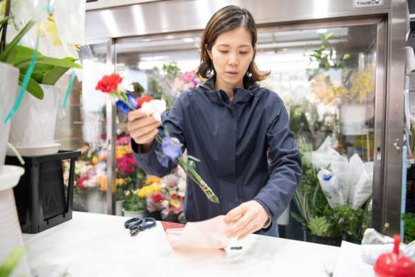コロナ禍3年目の母の日に心も懐もあたたかくなる？！花束が登場　“母への愛・感謝・夢かなう”の花言葉を持つ花と夢の宝くじがセットになった「おカアね～しょん」 5月6日(金)～8日(日)期間限定販売　サンキュー価格　3,900円(税込)